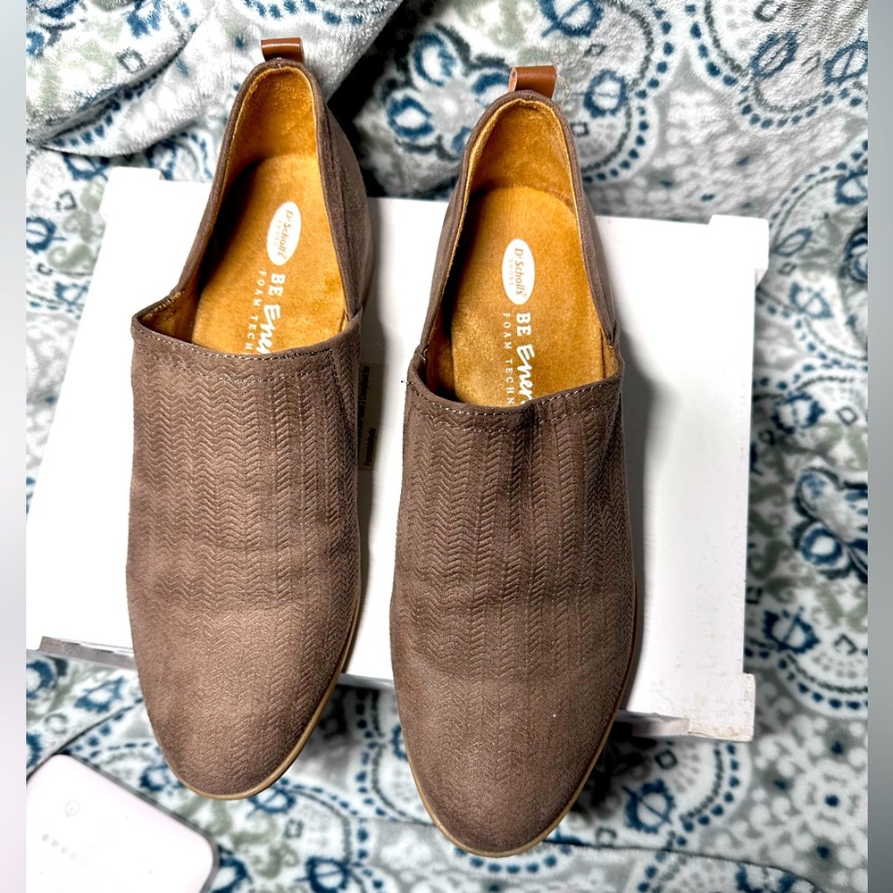 Woman’s size 9 flat’s.
